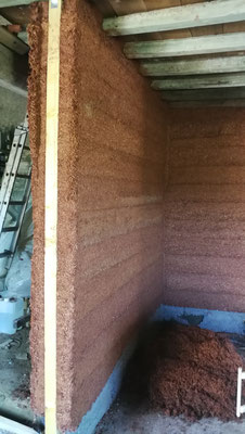 Isolation des murs avec du béton de chanvre