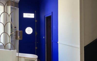 Rénovation peinture à Bordeaux centre : une entrée en bleu Klein